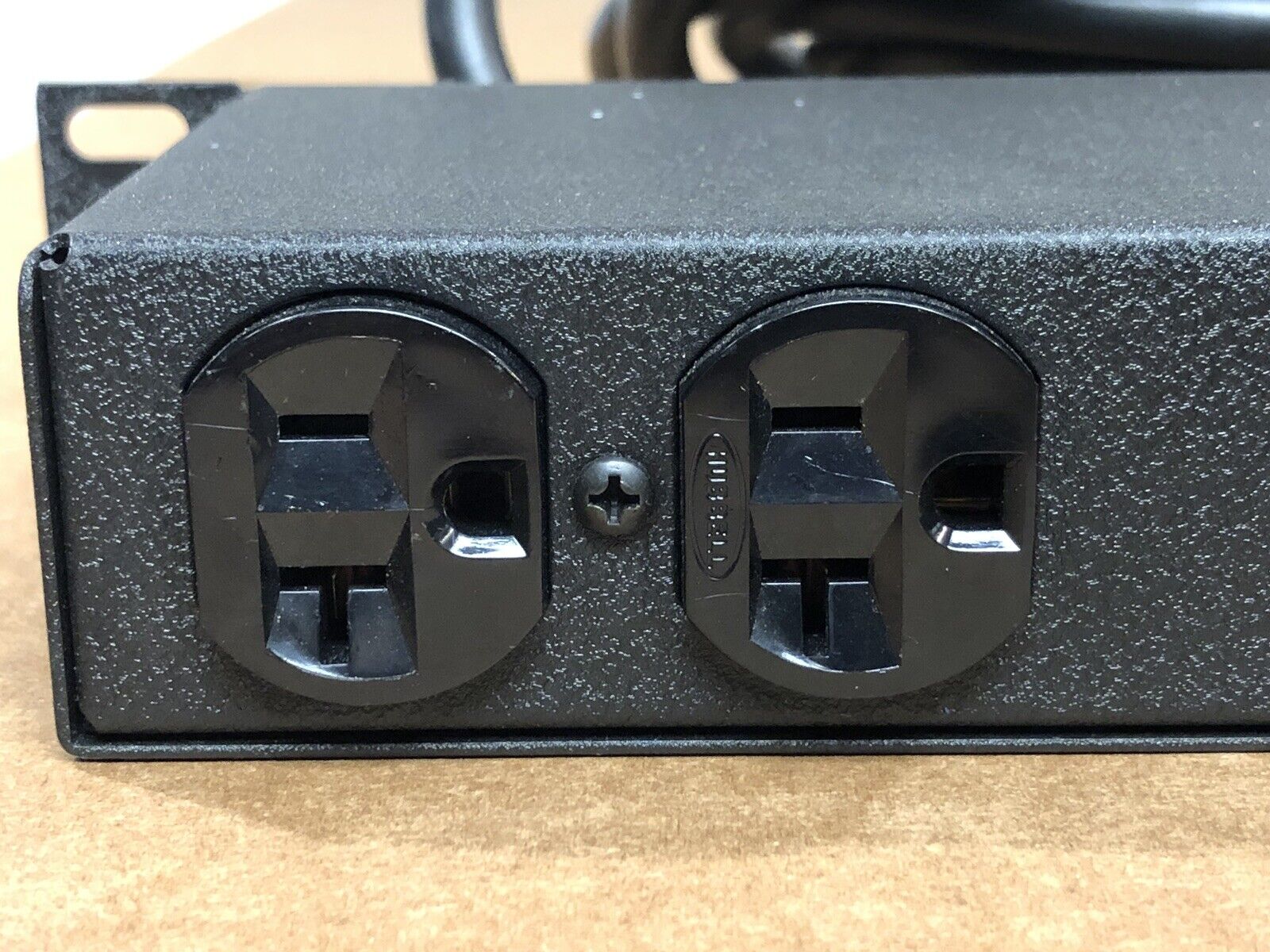 Geist PDU BRN060-1523TL 20A 120V Horizontal 6x NEMA 5-20R Breakered 15ft power cord L5-20P.