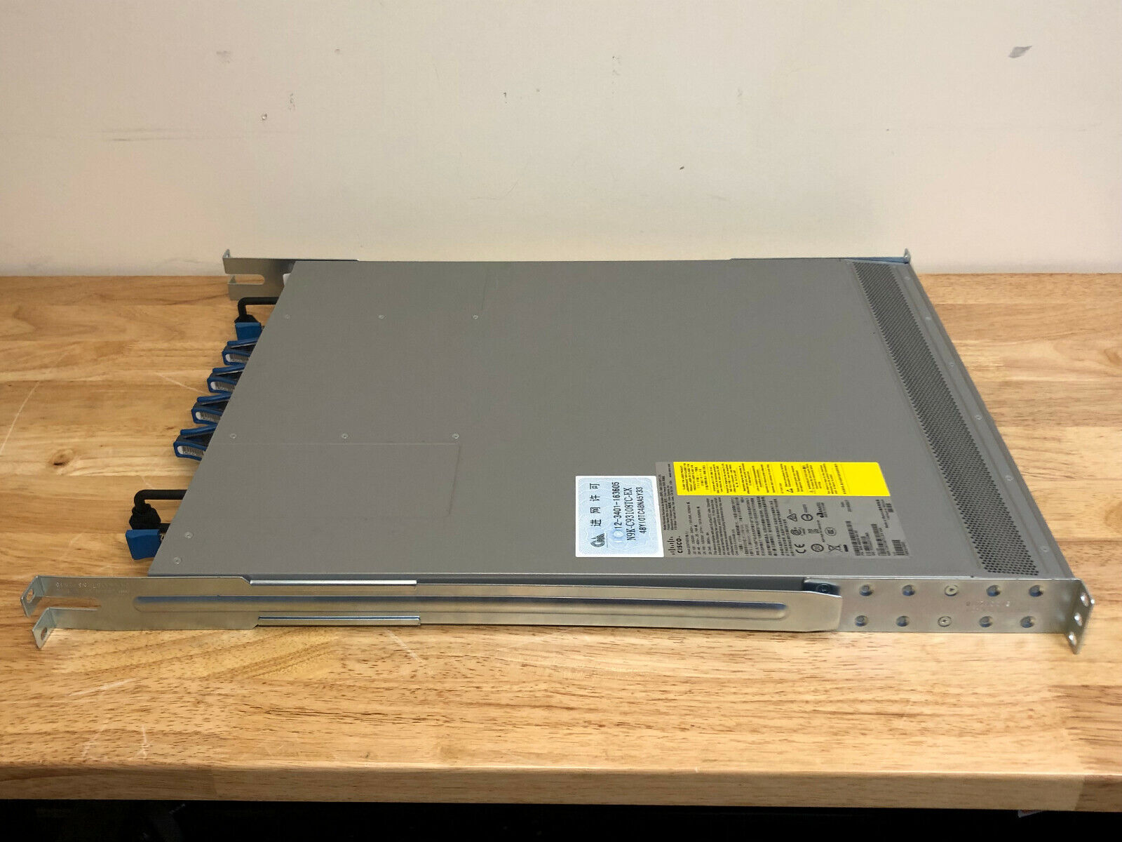 Cisco Nexus N9K-C93108TC-EX 48x 1/10GBASE-T RJ45 6x 40/100 Gbps QSFP28 ports PE.