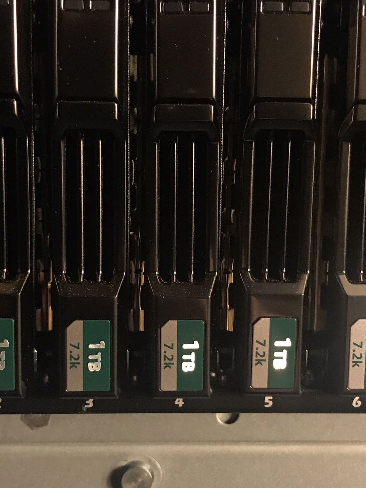 Dell FreeNAS SC220 24 bay SFF 24x 1TB SAS 7.2K Bezel Rails 2x EMM 2x 700W PSU 24x.