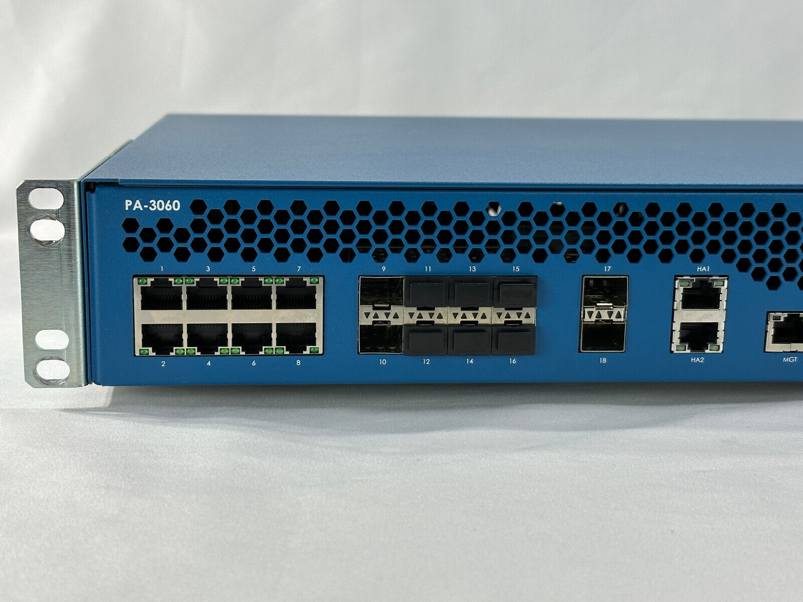 Palo Alto PA-3060 DPS-500WB-2 B High-Speed Internet Gateway Router Firewall VPN 1/10GbE 2x PSU.